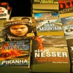 Półka w księgarni z bestsellerowymi powieściami kryminalnymi