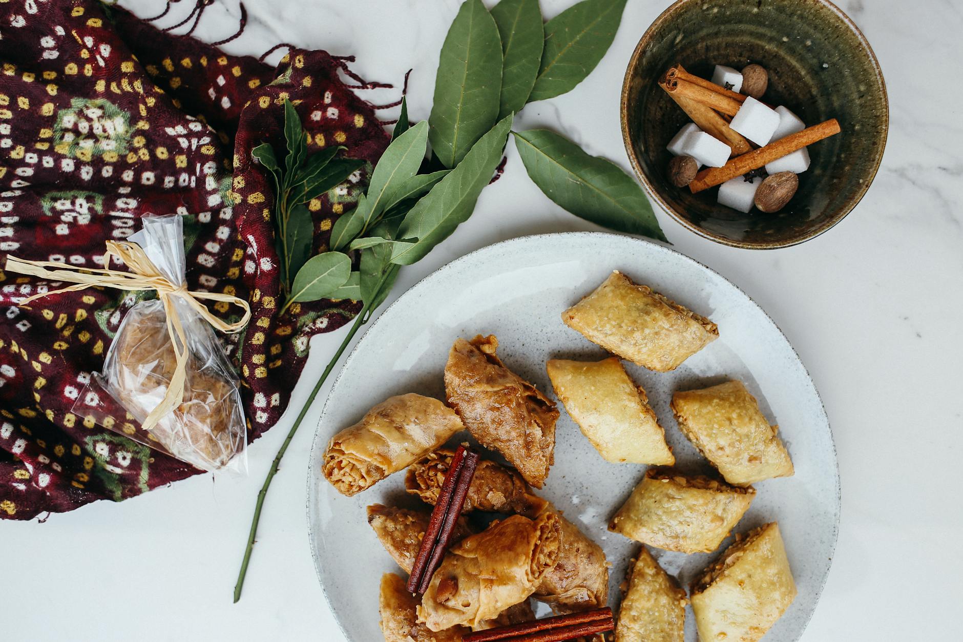 Jesienne wypieki z cynamonem i ziołami ułożone w płaskiej kompozycji