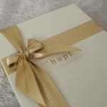 Prezentowa książka w eleganckim pudełku z złotą wstążką