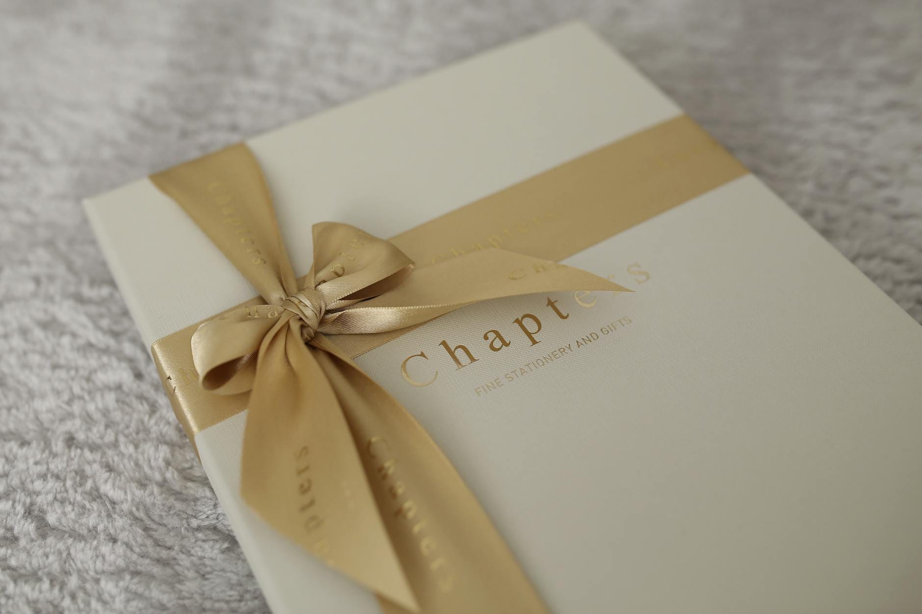 Prezentowa książka w eleganckim pudełku z złotą wstążką Prezentowa książka w eleganckim pudełku z złotą wstążką