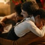 Pomysły na prezent last minute dla taty, który „niczego nie chce” Rodzina obejmuje się i wręcza sobie prezenty pod choinką