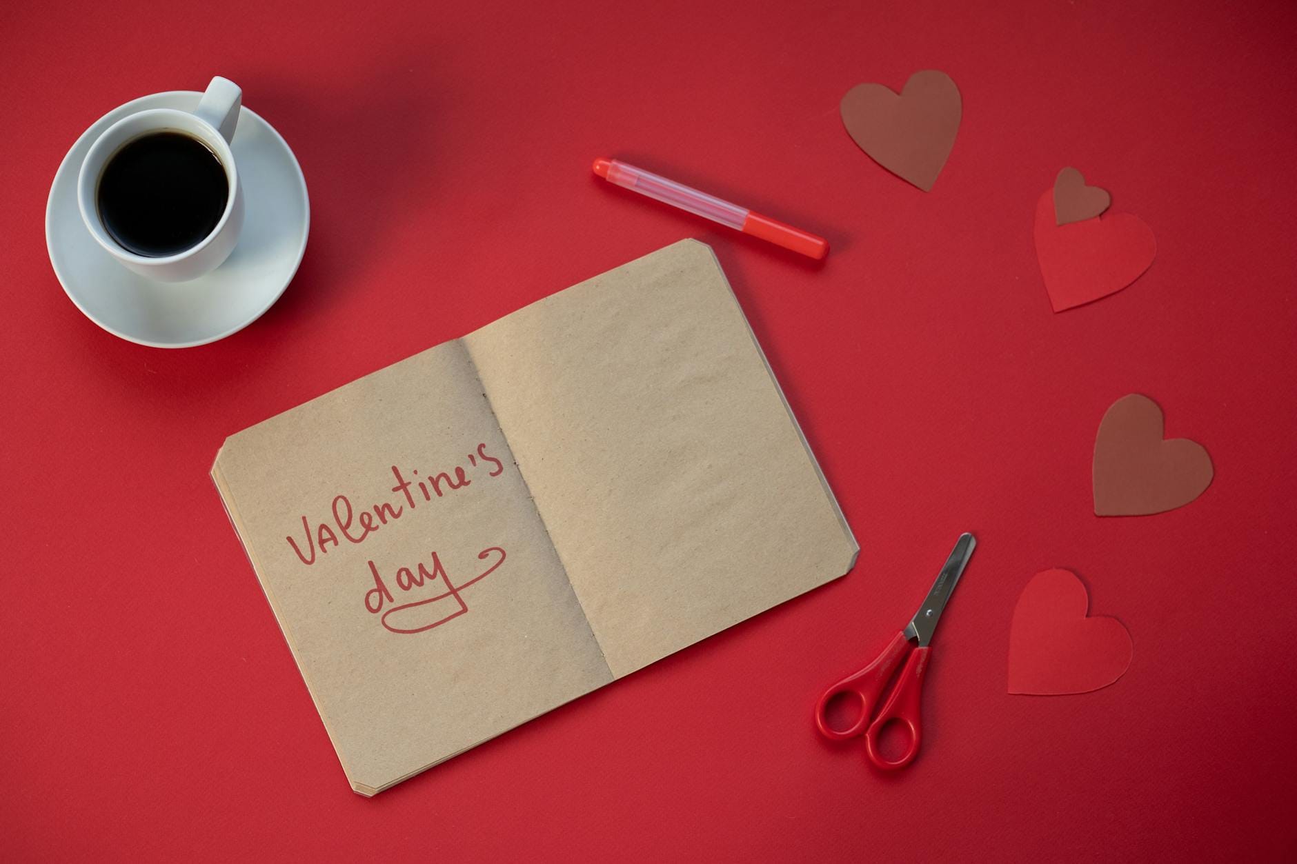 Kartka walentynkowa, filiżanka kawy i serca na czerwonym tle