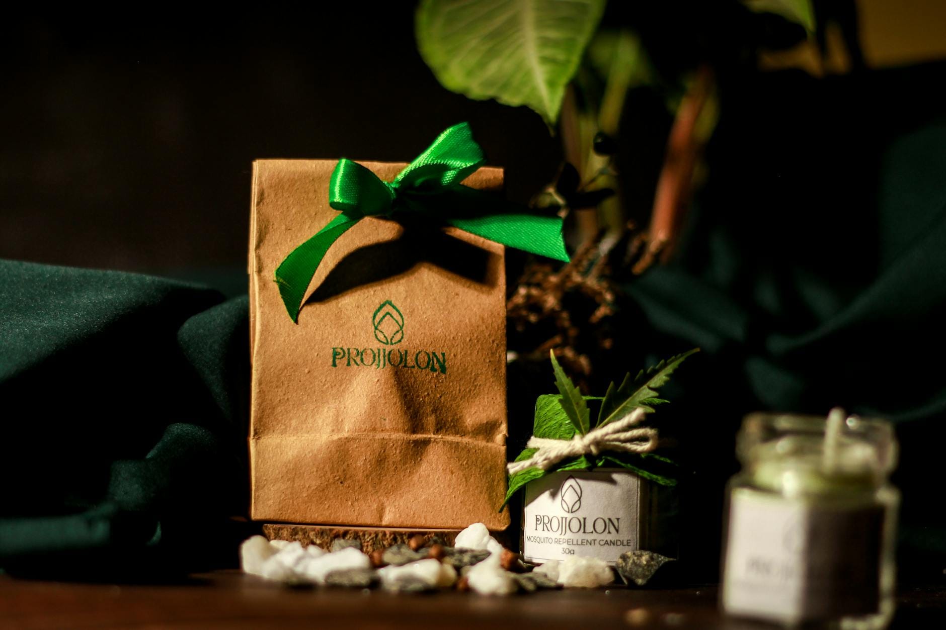 Zestaw ekologiczny do domowej produkcji świec sojowych na stole