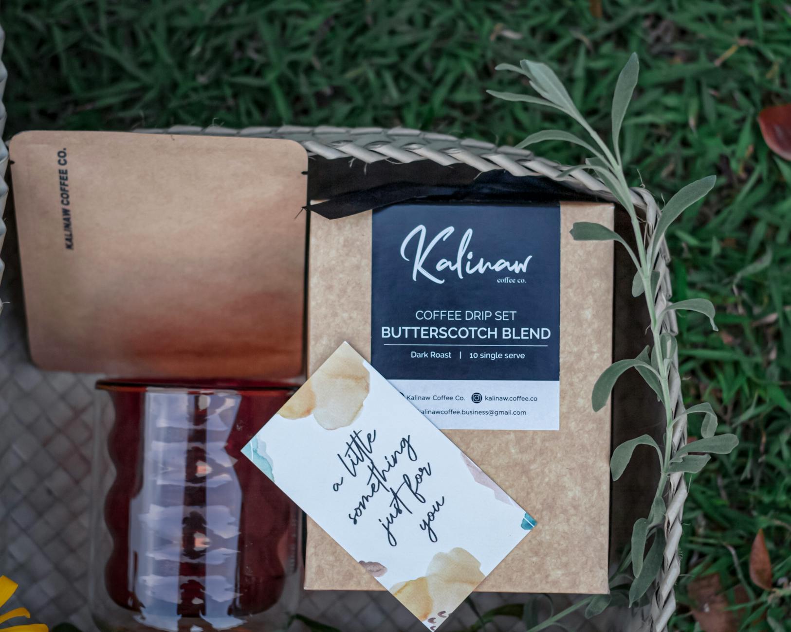 Zestaw do drip coffee Kalinew w wiklinowym koszu na zewnątrz