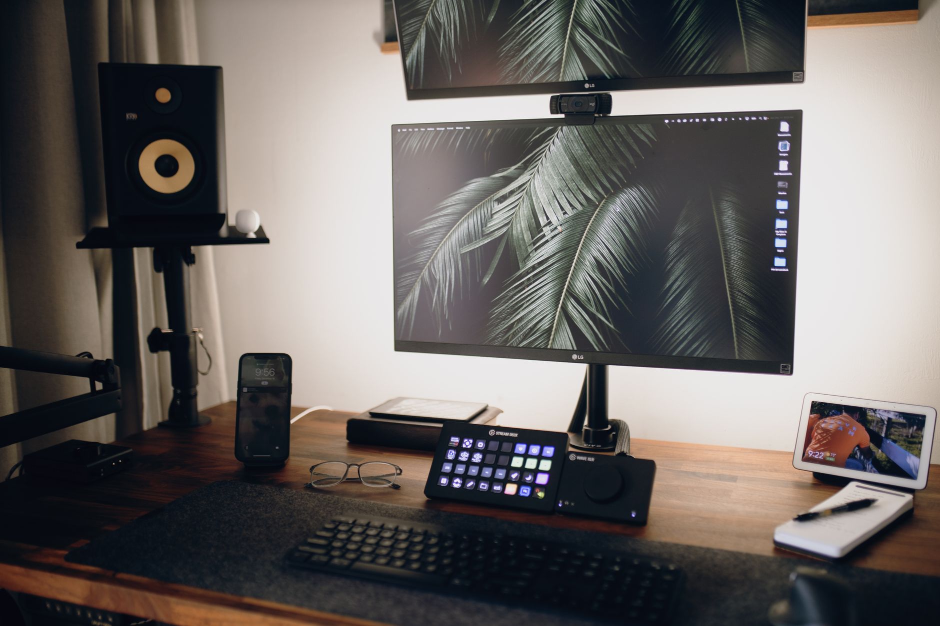 Nowoczesne biurko z dwoma monitorami i eleganckimi gadżetami tech