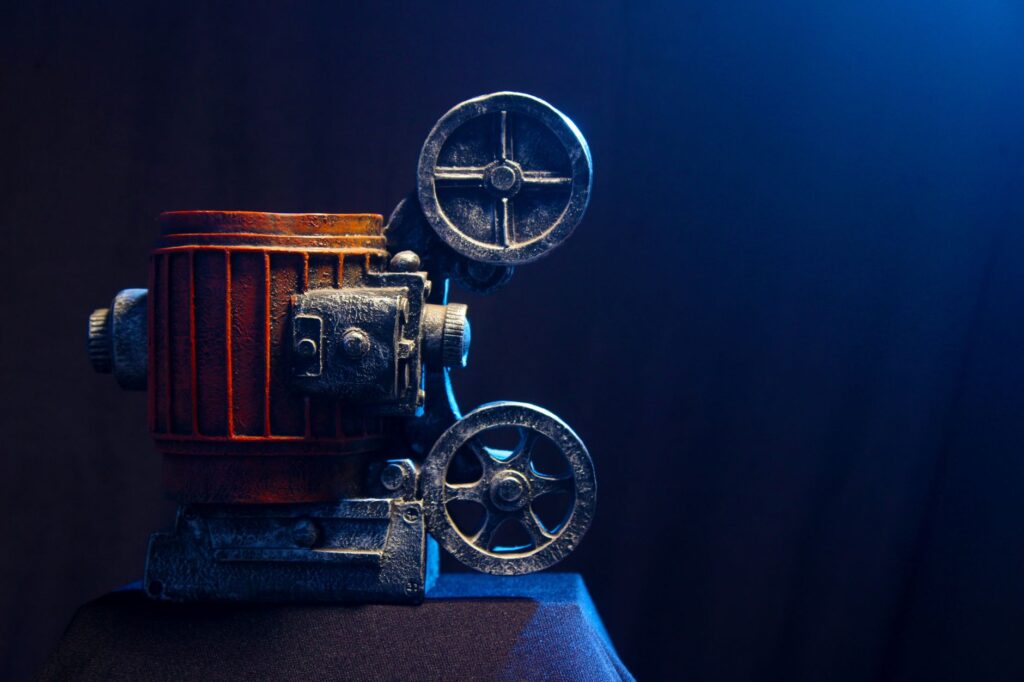 Klasyczny zabytkowy projektor filmowy w studyjnym oświetleniu
