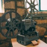 Zabytkowy projektor filmowy w rustykalnym wnętrzu