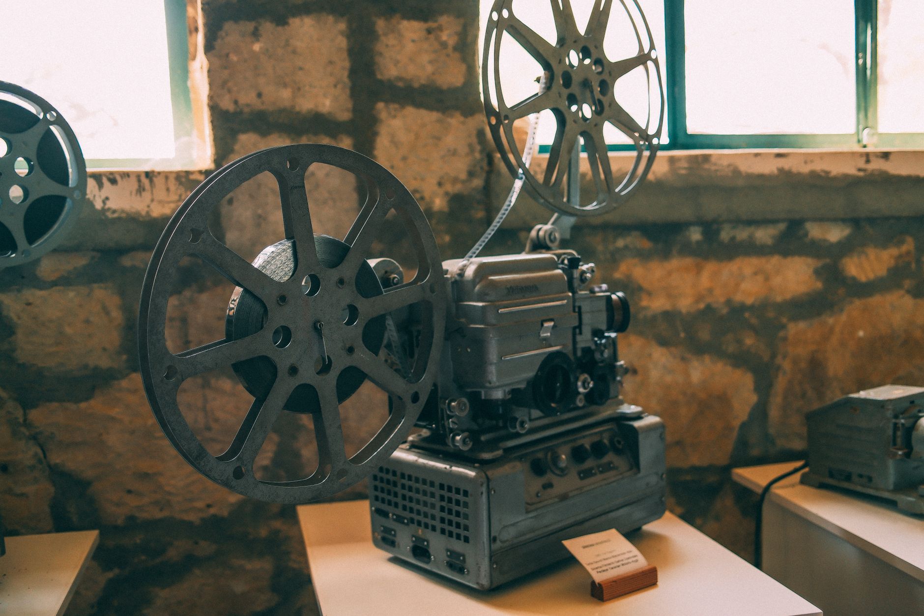 Zabytkowy projektor filmowy w rustykalnym wnętrzu