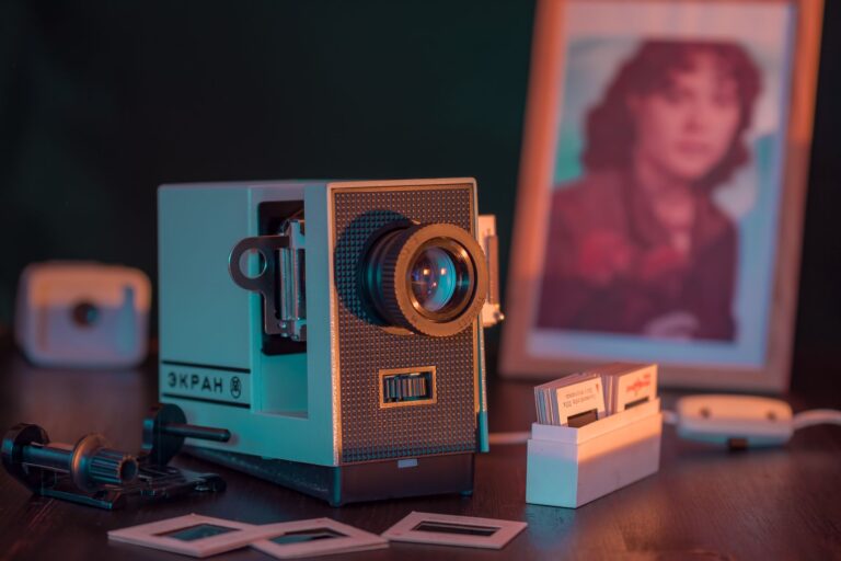 Zabytkowy projektor slajdów obok ramki ze zdjęciem w stylu retro